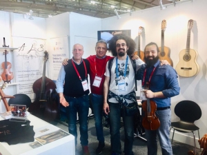Musikmesse Francoforte 2019: Caparezza affascinato dai maestri liutai di Bisignano