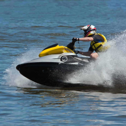 Crotone, investe bagnante mentre guida un&rsquo;acquascooter