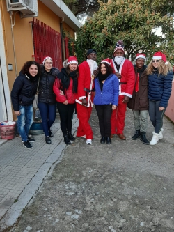 Re.Co.Sol. distribuisce panettoni ad alcune famiglie gioiosane in occasione delle festivit&agrave; natalizie