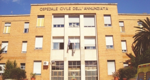 Precari licenziati su tetto dell'ospedale di Cosenza