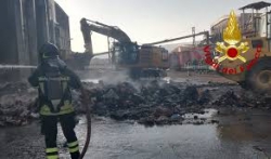 Intervento Arpacal a San Gregorio d'Ippona sui luoghi dell'incendio ad impianto rifiuti
