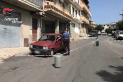 Ferisce l'ex moglie a coltellate, arrestato 72enne nel crotonese