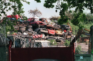 Carabinieri soccorrono uomo e scoprono le carcasse di alcune auto