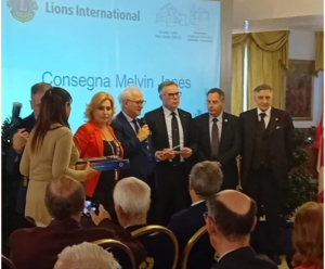 A due Soci del Lions Club ''Catanzaro Host'', la pi&ugrave; alta onorificenza Lions, il ''Melvin Jones''