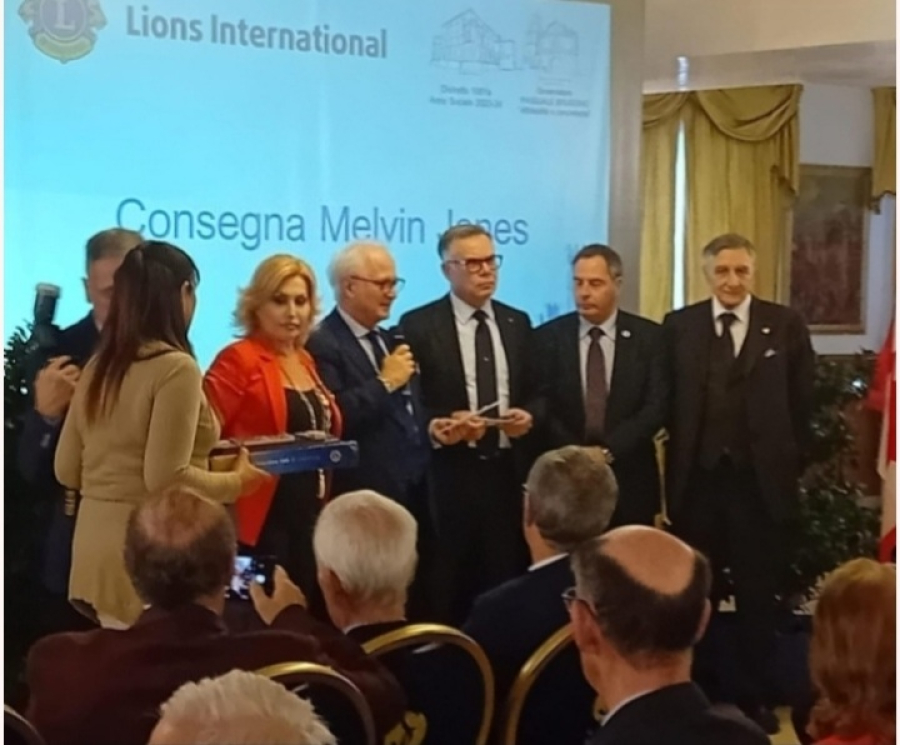 A due Soci del Lions Club ''Catanzaro Host'', la pi&ugrave; alta onorificenza Lions, il ''Melvin Jones''