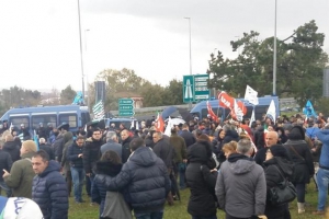 Ex Lsu-Lpu bloccano autostrada a Cosenza