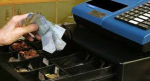 Ruba incasso centro scommesse, arrestato