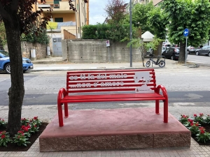 Violenza sulle donne: panchina rossa davanti Questura di Cosenza