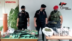 Armi e droga nella fattoria, arrestati padre e figli