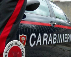 Gettano la droga dall&rsquo;auto e tentano di fuggire: arrestati a Catanzaro