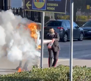 Uomo si da fuoco presso la Caserma dei Carabinieri di Rende
