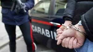 Butta l&rsquo;hashish dal balcone, i poliziotti la recuperano: arrestato