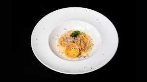 Il ristorante Agor&agrave; dello chef Michele Rizzo riceve il premio Alveare 2021