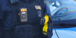 Nudo per strada aggredisce auto e poliziotti, bloccato col taser