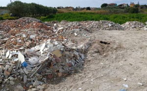 Maxi discarica abusiva, sequestrato fabbricato di 2mila mq nel catanzarese