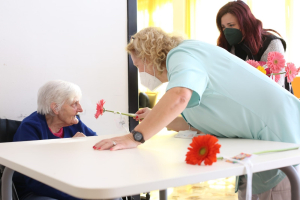 8 marzo: anche a Reggio Calabria arriva ''Un fiore di gratitudine'' per le donne nelle RSA