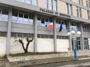 Promette esito positivo di un contenzioso, arrestato medico nel crotonese