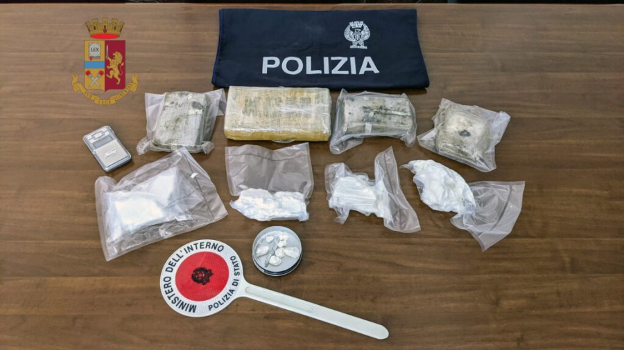 Sbarcati a Messina con un 1,5kg di coca nel portaoggetti