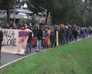 Scendono in piazza gli studenti di Catanzaro