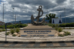 La Bandiera Blu sventola, la fogna pure: Schiavonea abbandonata al degrado
