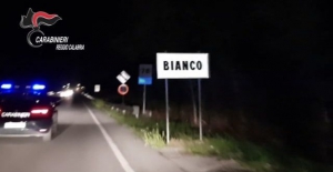 Sparano con una scacciacani e postano il video sui social, succede nel reggino