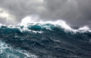 Si tuffa nel mare agitato e rischia di affogare, un salvataggio a Zambrone