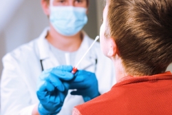 Tamponi rapidi e tempi troppo lunghi, il Governo apre alle parafarmacie