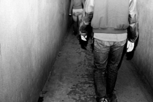 Uomo perseguitato e costretto a trasferimento, uomo ai domiciliari