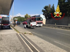 Si ribalta con l'auto, ferita donna a Catanzaro