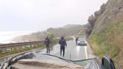 Maltempo in Calabria, massi precipitano su un'auto