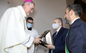 Michele Affidato realizza la croce pettorale per monsignor Nostro