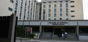 Rumori e polvere lo infastidiscono, accoltella il vicino: finisce in carcere