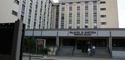 Rumori e polvere lo infastidiscono, accoltella il vicino: finisce in carcere