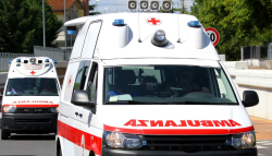 Pullman e Fiat 500 si scontrano sulla statale 107, due persone ferite