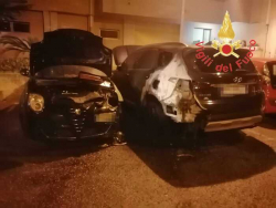Auto in fiamme nella notte a Catanzaro