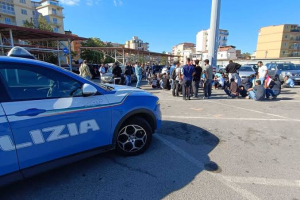Migranti in strada a Crotone, saranno trasferiti in centri di accoglienza