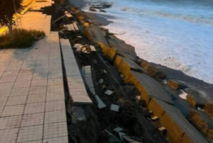 Maltempo in Calabria, nel reggino collassa un centinaio di metri di lungomare