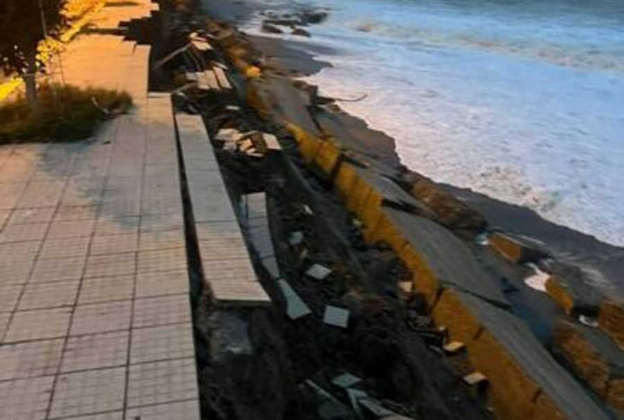 Maltempo in Calabria, nel reggino collassa un centinaio di metri di lungomare