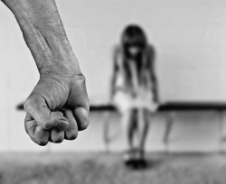 Mamme vittime della violenza dei figli, due arresti a Crotone