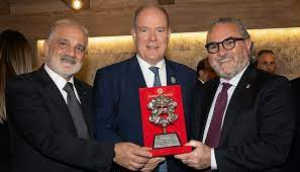 Alberto di Monaco riceve la maschera d&rsquo;argento di Michele Affidato