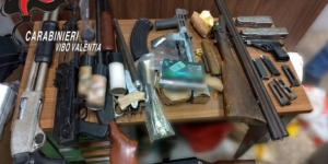 Riti di &lsquo;ndrangheta sui muri di casa, scoperto arsenale da guerra nel vibonese