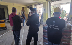 Tre lavoratori in nero e irregolarit&agrave; in un cantiere a Sellia Marina