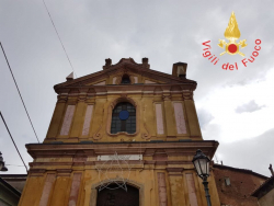 Maltempo: fulmine colpisce la facciata della chiesa a Vibo Valentia