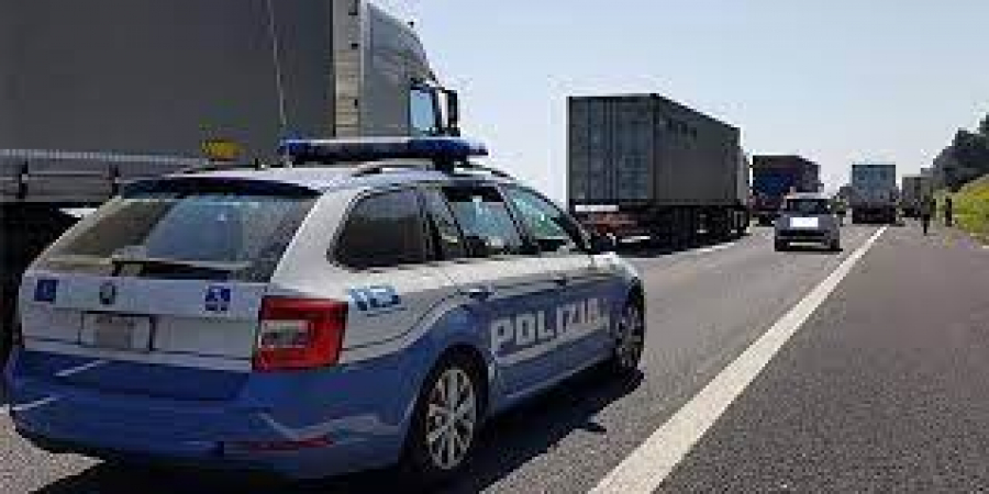 Incidente sull&rsquo;A2: tir fuori strada, carico sulla carreggiata