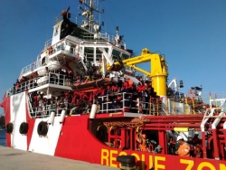 A Corigliano nave con 1032 migranti