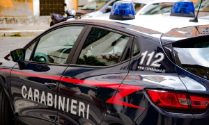 Lite in famiglia, uomo accoltella i genitori