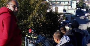Operai licenziati su tetto di una scuola a Corigliano Calabro