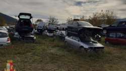 Soverato, scoperta vasta area piena di auto abbandonate: sequestro