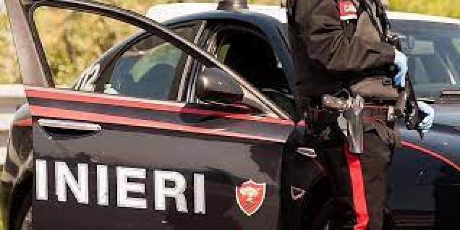 Picchia la moglie e la segrega in casa: 86enne in manette