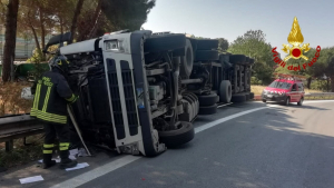 Tir si ribalta sull&rsquo;autostrada